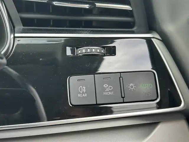 アウディ Ｑ８ 55TFSIクワトロ デビューPKG ラグジュアリ 長野県 2019(令1)年 7.5万km 白 ・純正ナビ　/・パノラマビューモニター　/・パノラマサンルーフ/・シートヒーター／シートクーラー　/・レザーシート/・アダプティブクルーズコントロール/・スマートキー/・電動リアゲート/・純正２０インチアルミホイール/・純正フロアマット/・ダウンヒルアシストコントロール