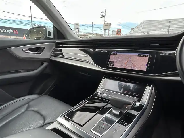 アウディ Ｑ８ 55TFSIクワトロ デビューPKG ラグジュアリ 長野県 2019(令1)年 7.5万km 白 ・純正ナビ　/・パノラマビューモニター　/・パノラマサンルーフ/・シートヒーター／シートクーラー　/・レザーシート/・アダプティブクルーズコントロール/・スマートキー/・電動リアゲート/・純正２０インチアルミホイール/・純正フロアマット/・ダウンヒルアシストコントロール