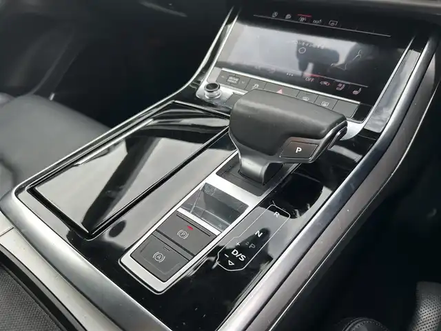 アウディ Ｑ８ 55TFSIクワトロ デビューPKG ラグジュアリ 長野県 2019(令1)年 7.5万km 白 ・純正ナビ　/・パノラマビューモニター　/・パノラマサンルーフ/・シートヒーター／シートクーラー　/・レザーシート/・アダプティブクルーズコントロール/・スマートキー/・電動リアゲート/・純正２０インチアルミホイール/・純正フロアマット/・ダウンヒルアシストコントロール