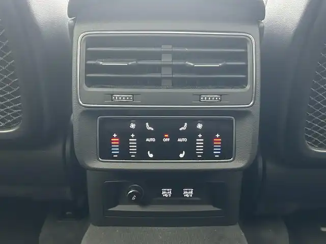 アウディ Ｑ８ 55TFSIクワトロ デビューPKG ラグジュアリ 長野県 2019(令1)年 7.5万km 白 ・純正ナビ　/・パノラマビューモニター　/・パノラマサンルーフ/・シートヒーター／シートクーラー　/・レザーシート/・アダプティブクルーズコントロール/・スマートキー/・電動リアゲート/・純正２０インチアルミホイール/・純正フロアマット/・ダウンヒルアシストコントロール