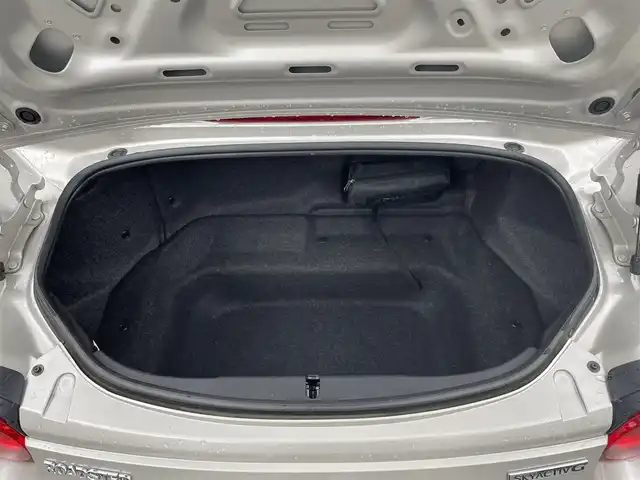 マツダ ロードスター S レザーパッケージ 埼玉県 2022(令4)年 2.2万km プラチナクォーツメタリック ワンオーナー/純正メモリーナビ(DVD/CD/AM/FM/BT/USB/AUX)/フルセグTV/スマートシティーブレーキサポート/レーンキープアシスト/BSMブラインドスポットミラー/車線逸脱警報/交通標識認識/パーキングセンサー/クルーズコントロール/ピアノ調＆アルカンターラコンビ内張/黒レザーシート/シートヒーター/BOSEサウンドシステム/前方ドライブレコーダー/横滑り防止装置/純正フロアマット/ビルトインETC