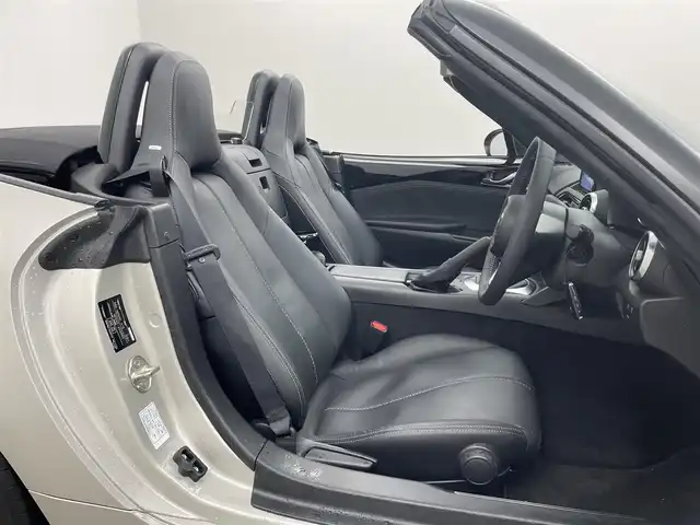 マツダ ロードスター S レザーパッケージ 埼玉県 2022(令4)年 2.2万km プラチナクォーツメタリック ワンオーナー/純正メモリーナビ(DVD/CD/AM/FM/BT/USB/AUX)/フルセグTV/スマートシティーブレーキサポート/レーンキープアシスト/BSMブラインドスポットミラー/車線逸脱警報/交通標識認識/パーキングセンサー/クルーズコントロール/ピアノ調＆アルカンターラコンビ内張/黒レザーシート/シートヒーター/BOSEサウンドシステム/前方ドライブレコーダー/横滑り防止装置/純正フロアマット/ビルトインETC
