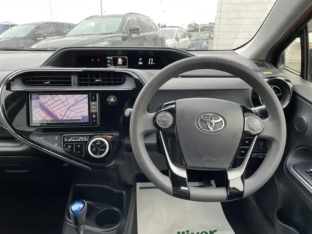 トヨタ アクア S 石川県 2019(令1)年 9.9万km スーパーレッドⅤ 社外メモリーナビ/CD/DVD/フルセグTV/バックカメラ/LEDヘッドライト/ETC/スマートキー/プッシュスタート/電動ミラー/トヨタセーフティセンス/オートライト/オートエアコン/社外アルミホイール