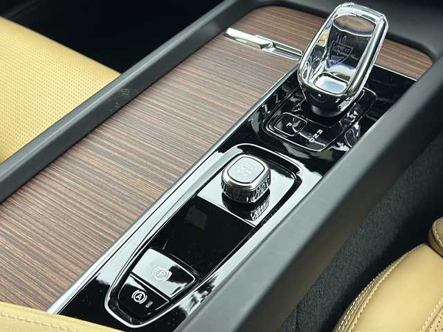 ボルボ Ｖ６０ アルティメット B4 宮城県 2022(令4)年 1.6万km ゴールド 純正ナビ/全方位カメラ/ETC/前後ドライブレコーダー/マッサージ機能/レーダークルーズコントロール/レザーシート/パワーシート/シートメモリー/シートヒーター/エアシート/ステアリングヒーター/置くだけ充電/プッシュスタート/スマートキー/オートライト/オートマチックハイビーム/LEDヘッドライト/フォグランプ/純正18インチアルミホイール
