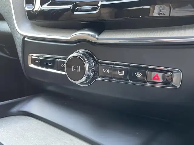 ボルボ ＸＣ６０ T5 AWD インスクリプション 兵庫県 2018(平30)年 3.1万km 黒 /ワンオーナー//ブラウンレザーシート//全席ヒーター/前席クーラー/電動/メモリ付//ステアリングヒーター//ハーマンカードンオーディオ//純正ナビ//地デジ/DVD/BT/USB//360度カメラ//ステアリングリモコン//パワーバックドア//ETC//ドライブレコーダー前後//パワーバックドア//純正19インチAW//ヘッドアップディスプレイ//オートLEDヘッドランプ//235/60R18インチスタッドレスタイヤ装着積込/【安全機能】//City Safety//パークアシスト//アクティブベンディングライト//レーンキーピングエイド//BLIS//ロードサインインフォメーション//クロストラフィックアラート//車間警告//衝突回避アシスト//アダプティブクルーズコントロール//ハイビームアシスト//R1/2/3/4/5年ボルボカーズ点検記録簿