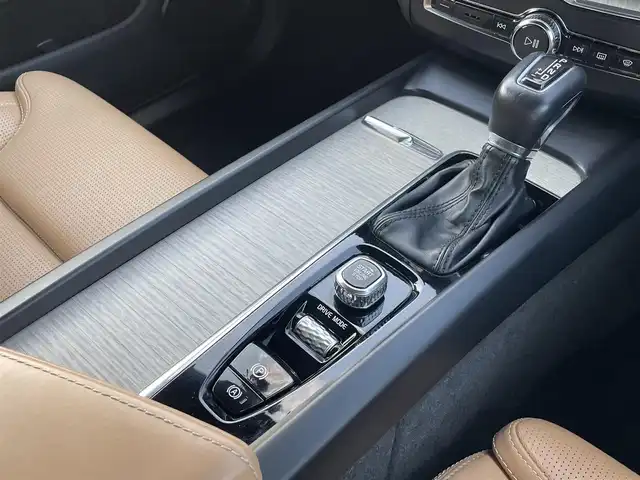 ボルボ ＸＣ６０ T5 AWD インスクリプション 兵庫県 2018(平30)年 3.1万km 黒 /ワンオーナー//ブラウンレザーシート//全席ヒーター/前席クーラー/電動/メモリ付//ステアリングヒーター//ハーマンカードンオーディオ//純正ナビ//地デジ/DVD/BT/USB//360度カメラ//ステアリングリモコン//パワーバックドア//ETC//ドライブレコーダー前後//パワーバックドア//純正19インチAW//ヘッドアップディスプレイ//オートLEDヘッドランプ//235/60R18インチスタッドレスタイヤ装着積込/【安全機能】//City Safety//パークアシスト//アクティブベンディングライト//レーンキーピングエイド//BLIS//ロードサインインフォメーション//クロストラフィックアラート//車間警告//衝突回避アシスト//アダプティブクルーズコントロール//ハイビームアシスト//R1/2/3/4/5年ボルボカーズ点検記録簿