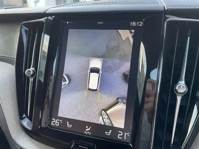 ボルボ ＸＣ６０ T5 AWD インスクリプション 兵庫県 2018(平30)年 3.1万km 黒 /ワンオーナー//ブラウンレザーシート//全席ヒーター/前席クーラー/電動/メモリ付//ステアリングヒーター//ハーマンカードンオーディオ//純正ナビ//地デジ/DVD/BT/USB//360度カメラ//ステアリングリモコン//パワーバックドア//ETC//ドライブレコーダー前後//パワーバックドア//純正19インチAW//ヘッドアップディスプレイ//オートLEDヘッドランプ//235/60R18インチスタッドレスタイヤ装着積込/【安全機能】//City Safety//パークアシスト//アクティブベンディングライト//レーンキーピングエイド//BLIS//ロードサインインフォメーション//クロストラフィックアラート//車間警告//衝突回避アシスト//アダプティブクルーズコントロール//ハイビームアシスト//R1/2/3/4/5年ボルボカーズ点検記録簿