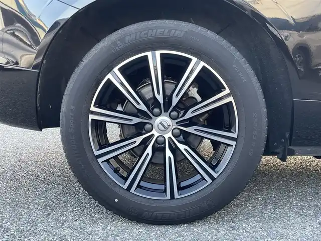 ボルボ ＸＣ６０ T5 AWD インスクリプション 兵庫県 2018(平30)年 3.1万km 黒 /ワンオーナー//ブラウンレザーシート//全席ヒーター/前席クーラー/電動/メモリ付//ステアリングヒーター//ハーマンカードンオーディオ//純正ナビ//地デジ/DVD/BT/USB//360度カメラ//ステアリングリモコン//パワーバックドア//ETC//ドライブレコーダー前後//パワーバックドア//純正19インチAW//ヘッドアップディスプレイ//オートLEDヘッドランプ//235/60R18インチスタッドレスタイヤ装着積込/【安全機能】//City Safety//パークアシスト//アクティブベンディングライト//レーンキーピングエイド//BLIS//ロードサインインフォメーション//クロストラフィックアラート//車間警告//衝突回避アシスト//アダプティブクルーズコントロール//ハイビームアシスト//R1/2/3/4/5年ボルボカーズ点検記録簿