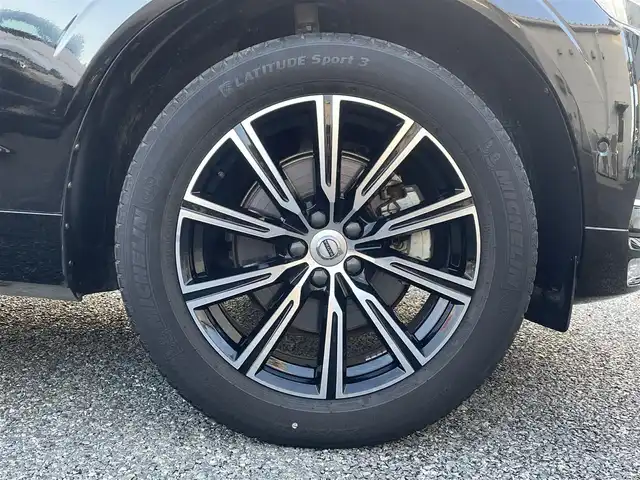 ボルボ ＸＣ６０ T5 AWD インスクリプション 兵庫県 2018(平30)年 3.1万km 黒 /ワンオーナー//ブラウンレザーシート//全席ヒーター/前席クーラー/電動/メモリ付//ステアリングヒーター//ハーマンカードンオーディオ//純正ナビ//地デジ/DVD/BT/USB//360度カメラ//ステアリングリモコン//パワーバックドア//ETC//ドライブレコーダー前後//パワーバックドア//純正19インチAW//ヘッドアップディスプレイ//オートLEDヘッドランプ//235/60R18インチスタッドレスタイヤ装着積込/【安全機能】//City Safety//パークアシスト//アクティブベンディングライト//レーンキーピングエイド//BLIS//ロードサインインフォメーション//クロストラフィックアラート//車間警告//衝突回避アシスト//アダプティブクルーズコントロール//ハイビームアシスト//R1/2/3/4/5年ボルボカーズ点検記録簿