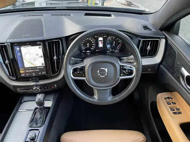 ボルボ ＸＣ６０ T5 AWD インスクリプション 兵庫県 2018(平30)年 3.1万km 黒 /ワンオーナー//ブラウンレザーシート//全席ヒーター/前席クーラー/電動/メモリ付//ステアリングヒーター//ハーマンカードンオーディオ//純正ナビ//地デジ/DVD/BT/USB//360度カメラ//ステアリングリモコン//パワーバックドア//ETC//ドライブレコーダー前後//パワーバックドア//純正19インチAW//ヘッドアップディスプレイ//オートLEDヘッドランプ//235/60R18インチスタッドレスタイヤ装着積込/【安全機能】//City Safety//パークアシスト//アクティブベンディングライト//レーンキーピングエイド//BLIS//ロードサインインフォメーション//クロストラフィックアラート//車間警告//衝突回避アシスト//アダプティブクルーズコントロール//ハイビームアシスト//R1/2/3/4/5年ボルボカーズ点検記録簿