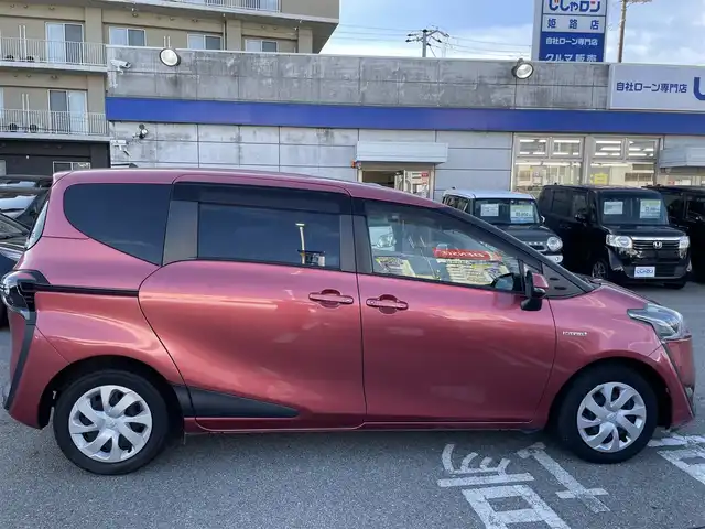 トヨタ シエンタ ハイブリッド G 兵庫県 2016(平28)年 6.8万km レッドマイカM (株)IDOMが運営する【じしゃロン姫路店】の自社ローン専用車両になります。こちらは現金またはオートローンご利用時の価格です。自社ローンご希望の方は別途その旨お申付け下さい/純正SDナビ（NSZN-W64T）/CD/DVD/Bluetooth/フルセグTV/バックカメラ/両側パワースライド/プリクラッシュセーフティ/オートハイビーム/前後ドラレコ/ETC/革巻きステアリング/ステアリングスイッチ/オートLEDヘッドライト/フォグランプ/プッシュスタート/スマートキー/ナビ取扱説明書