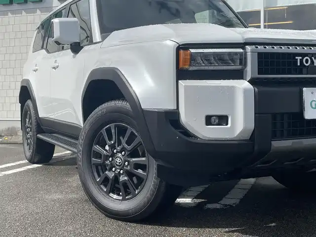 トヨタ ランドクルーザー ２５０ VX 宮崎県 2024(令6)年 0.2万km プラチナホワイトパールマイカ 純正ナビ/フルセグTV/バックカメラ/全方位カメラ/ステアリングスイッチ/レーダークルーズコントロール/横滑り防止機能/パワーバックドア /ブラックレザーシート/サンルーフ/D席/N席シートヒーター/D席/ N席シートクーラー/ステアリングヒーター/デジタルインナーミラー/ブラインドスポットモニタ/ビルトインETC