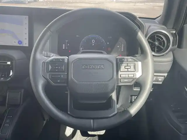 トヨタ ランドクルーザー ２５０ VX 宮崎県 2024(令6)年 0.2万km プラチナホワイトパールマイカ 純正ナビ/フルセグTV/バックカメラ/全方位カメラ/ステアリングスイッチ/レーダークルーズコントロール/横滑り防止機能/パワーバックドア /ブラックレザーシート/サンルーフ/D席/N席シートヒーター/D席/ N席シートクーラー/ステアリングヒーター/デジタルインナーミラー/ブラインドスポットモニタ/ビルトインETC