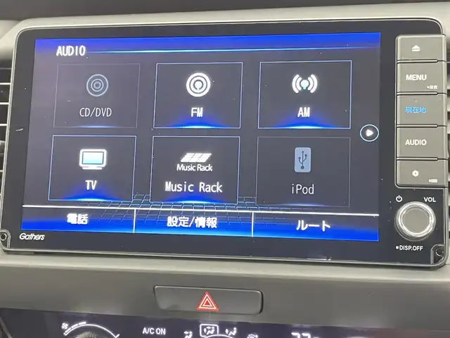 ホンダ フィット e:HEVホーム 千葉県 2021(令3)年 2.2万km プレミアムサンライトホワイトパール 禁煙車/ワンオーナー/ホンダセンシング/・衝突軽減ブレーキ〈CMBS〉/・誤発進抑制機能/・後方誤発進抑制機能/・近距離衝突軽減ブレーキ/・歩行者事故低減ステアリング/・路外逸脱抑制機能/・渋滞追従機能付アダプティブ・クルーズ・コントロール〈ACC〉/・車線維持支援システム〈LKAS〉/・先行車発進お知らせ機能/・標識認識機能/・オートハイビーム/純正9型ナビ（LXM-242ZFNi）/CD DVD SD USB Bluetooth/フルセグTV/バックカメラ/ETC/LEDオートライト/コーナーセンサー/横滑り防止機能/電動サイドブレーキ/オートブレーキホールド/ステアリングスイッチ/純正フロアマット/スペアキー/保証書/取扱説明書
