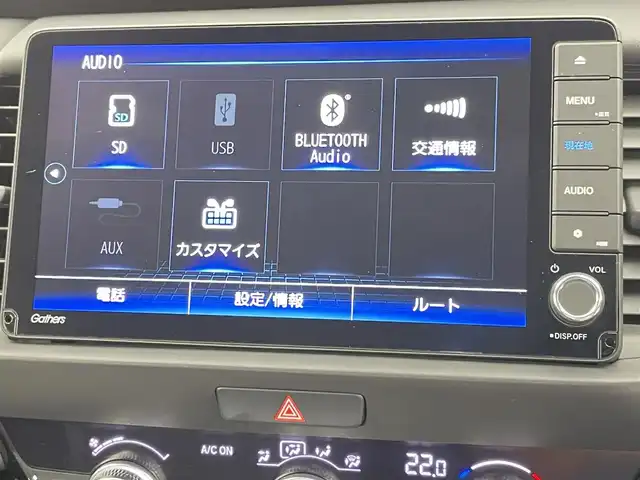 ホンダ フィット e:HEVホーム 千葉県 2021(令3)年 2.2万km プレミアムサンライトホワイトパール 禁煙車/ワンオーナー/ホンダセンシング/・衝突軽減ブレーキ〈CMBS〉/・誤発進抑制機能/・後方誤発進抑制機能/・近距離衝突軽減ブレーキ/・歩行者事故低減ステアリング/・路外逸脱抑制機能/・渋滞追従機能付アダプティブ・クルーズ・コントロール〈ACC〉/・車線維持支援システム〈LKAS〉/・先行車発進お知らせ機能/・標識認識機能/・オートハイビーム/純正9型ナビ（LXM-242ZFNi）/CD DVD SD USB Bluetooth/フルセグTV/バックカメラ/ETC/LEDオートライト/コーナーセンサー/横滑り防止機能/電動サイドブレーキ/オートブレーキホールド/ステアリングスイッチ/純正フロアマット/スペアキー/保証書/取扱説明書