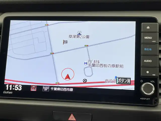 ホンダ フィット e:HEVホーム 千葉県 2021(令3)年 2.2万km プレミアムサンライトホワイトパール 禁煙車/ワンオーナー/ホンダセンシング/・衝突軽減ブレーキ〈CMBS〉/・誤発進抑制機能/・後方誤発進抑制機能/・近距離衝突軽減ブレーキ/・歩行者事故低減ステアリング/・路外逸脱抑制機能/・渋滞追従機能付アダプティブ・クルーズ・コントロール〈ACC〉/・車線維持支援システム〈LKAS〉/・先行車発進お知らせ機能/・標識認識機能/・オートハイビーム/純正9型ナビ（LXM-242ZFNi）/CD DVD SD USB Bluetooth/フルセグTV/バックカメラ/ETC/LEDオートライト/コーナーセンサー/横滑り防止機能/電動サイドブレーキ/オートブレーキホールド/ステアリングスイッチ/純正フロアマット/スペアキー/保証書/取扱説明書