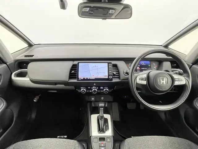 ホンダ フィット e:HEVホーム 千葉県 2021(令3)年 2.2万km プレミアムサンライトホワイトパール 禁煙車/ワンオーナー/ホンダセンシング/・衝突軽減ブレーキ〈CMBS〉/・誤発進抑制機能/・後方誤発進抑制機能/・近距離衝突軽減ブレーキ/・歩行者事故低減ステアリング/・路外逸脱抑制機能/・渋滞追従機能付アダプティブ・クルーズ・コントロール〈ACC〉/・車線維持支援システム〈LKAS〉/・先行車発進お知らせ機能/・標識認識機能/・オートハイビーム/純正9型ナビ（LXM-242ZFNi）/CD DVD SD USB Bluetooth/フルセグTV/バックカメラ/ETC/LEDオートライト/コーナーセンサー/横滑り防止機能/電動サイドブレーキ/オートブレーキホールド/ステアリングスイッチ/純正フロアマット/スペアキー/保証書/取扱説明書