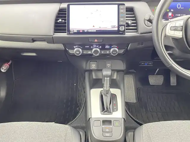 ホンダ フィット e:HEVホーム 千葉県 2021(令3)年 2.2万km プレミアムサンライトホワイトパール 禁煙車/ワンオーナー/ホンダセンシング/・衝突軽減ブレーキ〈CMBS〉/・誤発進抑制機能/・後方誤発進抑制機能/・近距離衝突軽減ブレーキ/・歩行者事故低減ステアリング/・路外逸脱抑制機能/・渋滞追従機能付アダプティブ・クルーズ・コントロール〈ACC〉/・車線維持支援システム〈LKAS〉/・先行車発進お知らせ機能/・標識認識機能/・オートハイビーム/純正9型ナビ（LXM-242ZFNi）/CD DVD SD USB Bluetooth/フルセグTV/バックカメラ/ETC/LEDオートライト/コーナーセンサー/横滑り防止機能/電動サイドブレーキ/オートブレーキホールド/ステアリングスイッチ/純正フロアマット/スペアキー/保証書/取扱説明書