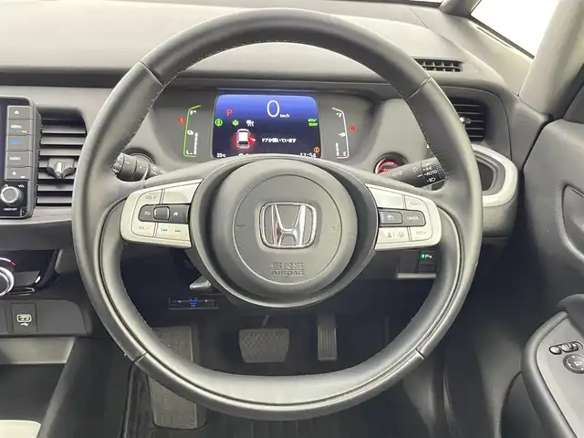 ホンダ フィット e:HEVホーム 千葉県 2021(令3)年 2.2万km プレミアムサンライトホワイトパール 禁煙車/ワンオーナー/ホンダセンシング/・衝突軽減ブレーキ〈CMBS〉/・誤発進抑制機能/・後方誤発進抑制機能/・近距離衝突軽減ブレーキ/・歩行者事故低減ステアリング/・路外逸脱抑制機能/・渋滞追従機能付アダプティブ・クルーズ・コントロール〈ACC〉/・車線維持支援システム〈LKAS〉/・先行車発進お知らせ機能/・標識認識機能/・オートハイビーム/純正9型ナビ（LXM-242ZFNi）/CD DVD SD USB Bluetooth/フルセグTV/バックカメラ/ETC/LEDオートライト/コーナーセンサー/横滑り防止機能/電動サイドブレーキ/オートブレーキホールド/ステアリングスイッチ/純正フロアマット/スペアキー/保証書/取扱説明書