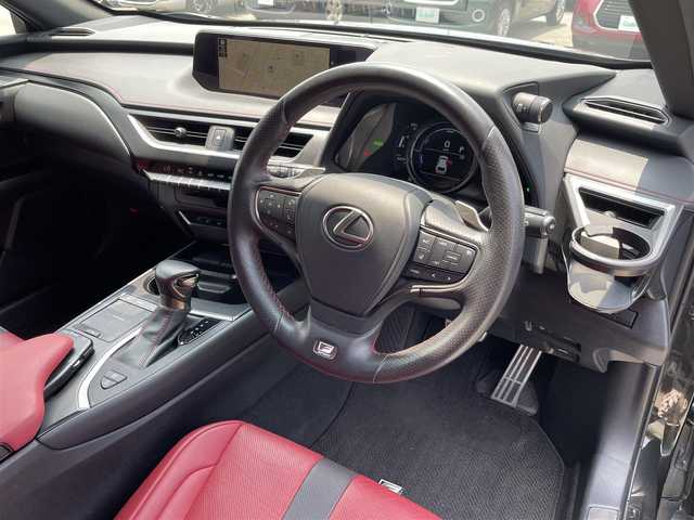 レクサス ＵＸ 250h Fスポーツ 福岡県 2019(平31)年 6.5万km グラファイトブラックガラスフレーク パノラミックビューモニター/プリクラッシュセーフティ/レーンキープアシスト/横滑り防止/前後ドラレコ/カーテンエアバッグ/LEDオートライト/オートマチックハイビーム/クルーズコントロール/ETC2.0/サンルーフ/純正ナビ/・フルセグＴＶ/・ＢＴ/・ＣＤ/・ＡＵＸ/・Miracast/電動リアゲート/純正フルエアロ/純正フロアマット/純正アルミホイール/レザーシート/・シートヒーター/・エアシート/パワーシート/シートメモリ/ステアリングヒーター/ワイヤレス充電/サンシェード