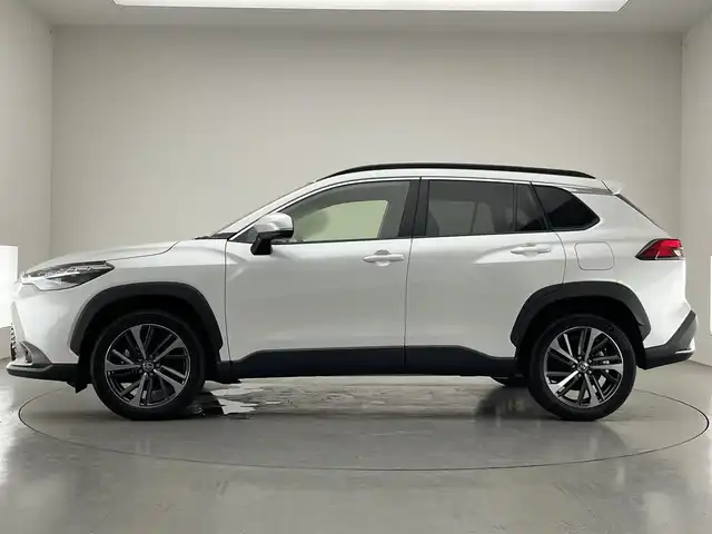トヨタ カローラ クロス ハイブリッド Z 愛知県 2023(令5)年 1.1万km プラチナホワイトパールマイカ 純正８インチディスプレイオーディオ/トヨタセーフティセンス/全方位カメラ/Miracast/ブラインドスポットモニター/電動パーキング/シートヒーター/パワーシート/パワーバックドア/フルセグTV/レーダークルーズコントロール/ETC/LEDオートライト/オートマチックハイビーム/カーテンエアバッグ/衝突被害軽減システム/純正アルミホイール/純正フロアマット/フォグランプ/禁煙車
