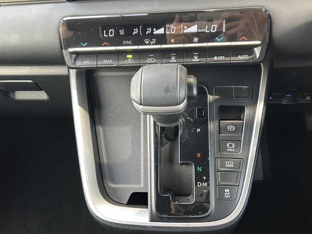 トヨタ ノア S－G 静岡県 2023(令5)年 1.7万km アティチュードブラックマイカ 　純正ディスプレイオーディオ　/・バックカメラ/・TV/・ナビ/・Bluetooth/・交通情報/・Apple CarPlay/・ミラキャスト/　基本情報　/・後席モニター/・ETC２．０/・レーザークルーズコントロール/・前後ドライブレコーダー/・オートライト/・オートハイビーム/・片側パワースライドドア/・レーンキープアシスト/・コーナーセンサー