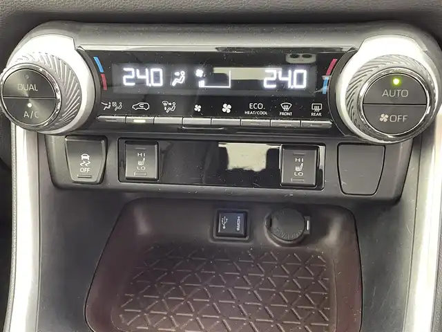 トヨタ ＲＡＶ４ G Zパッケージ 福岡県 2019(令1)年 8.9万km ホワイトパールクリスタルシャイン ワンオーナー　/純正ナビNSZT-Y68T（ＣＤ・ＤＶＤ・フルセグ・ＢＴ）/バックカメラ　/ビルトインＥＴＣ　/前後クリアランスソナー　/パワーバックドア　/トヨタセーフティーセンス/・プリクラッシュセーフティ/・レーンキープアシスト/・ロードサインアシスト/・ブラインドスポットモニター/・駐車時支援パーキングサポートシステム/・オートハイビーム/・アダブティブクルーズコントロール/横滑り防止/ダウンヒルアシスト/前席シートヒーター　/運転席パワーシート　/シートメモリー/ステアリングヒーター/電動パーキングブレーキ/ブレーキホールド/純正フロアマット/純正19インチAW/オートライト/LEDヘッドライト/スマートキー/プッシュスタート/スペアキー1本/保証書/取扱説明書