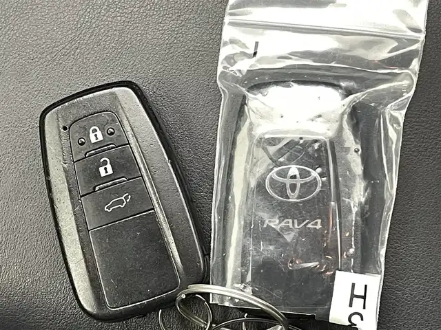 トヨタ ＲＡＶ４ G Zパッケージ 福岡県 2019(令1)年 8.9万km ホワイトパールクリスタルシャイン ワンオーナー　/純正ナビNSZT-Y68T（ＣＤ・ＤＶＤ・フルセグ・ＢＴ）/バックカメラ　/ビルトインＥＴＣ　/前後クリアランスソナー　/パワーバックドア　/トヨタセーフティーセンス/・プリクラッシュセーフティ/・レーンキープアシスト/・ロードサインアシスト/・ブラインドスポットモニター/・駐車時支援パーキングサポートシステム/・オートハイビーム/・アダブティブクルーズコントロール/横滑り防止/ダウンヒルアシスト/前席シートヒーター　/運転席パワーシート　/シートメモリー/ステアリングヒーター/電動パーキングブレーキ/ブレーキホールド/純正フロアマット/純正19インチAW/オートライト/LEDヘッドライト/スマートキー/プッシュスタート/スペアキー1本/保証書/取扱説明書