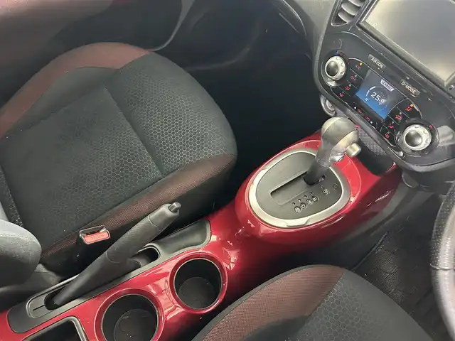 日産 ジューク 15RX タイプV 佐賀県 2013(平25)年 9.2万km メローゴールド 純正ディーラーオプション7インチナビ(MM113D-W)/バックカメラ/ワンセグテレビ/CD/SD/AUX/FM.AM/ETC/電動ミラー/純正フロアマット/純正ドアバイザー/プッシュスタート/スマートキー×2/保証書/取扱説明書