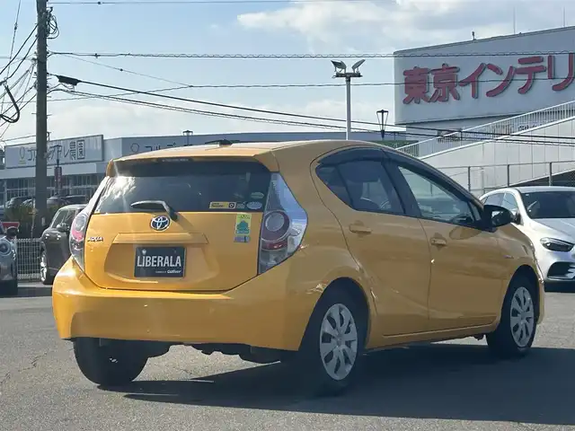 トヨタ アクア S 福岡県 2013(平25)年 11.8万km イエロー 純正ナビ/Bluetooth/フルセグTV/オートライト/ドアバイザー/取扱説明書/保証書/ETC