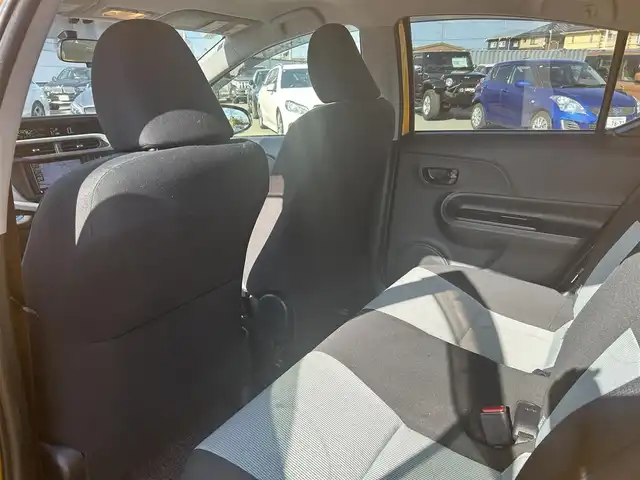 トヨタ アクア S 福岡県 2013(平25)年 11.8万km イエロー 純正ナビ/Bluetooth/フルセグTV/オートライト/ドアバイザー/取扱説明書/保証書/ETC