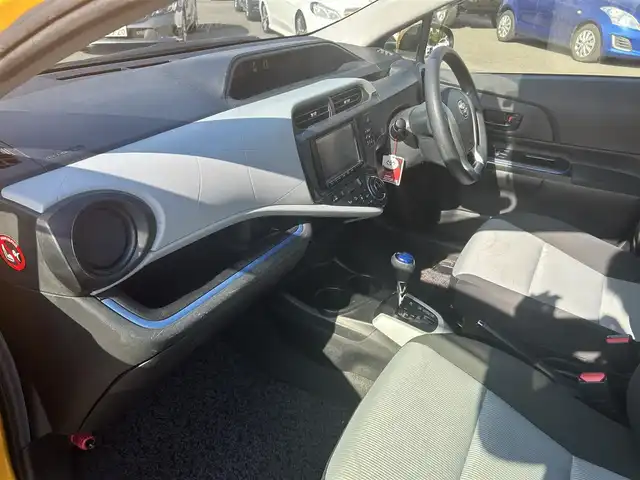 トヨタ アクア S 福岡県 2013(平25)年 11.8万km イエロー 純正ナビ/Bluetooth/フルセグTV/オートライト/ドアバイザー/取扱説明書/保証書/ETC