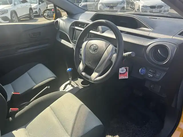 トヨタ アクア S 福岡県 2013(平25)年 11.8万km イエロー 純正ナビ/Bluetooth/フルセグTV/オートライト/ドアバイザー/取扱説明書/保証書/ETC