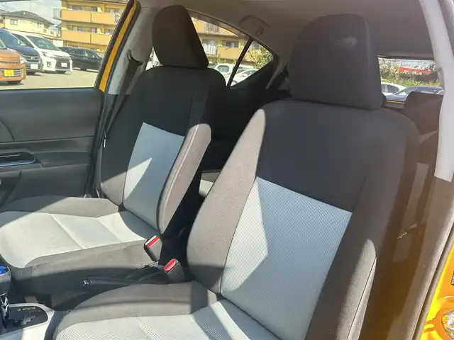 トヨタ アクア S 福岡県 2013(平25)年 11.8万km イエロー 純正ナビ/Bluetooth/フルセグTV/オートライト/ドアバイザー/取扱説明書/保証書/ETC