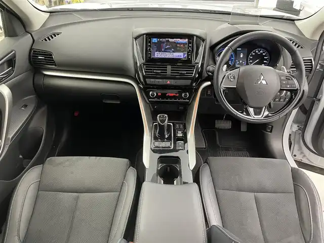 三菱 エクリプス クロス ＰＨＥＶ G 愛知県 2021(令3)年 2.6万km ホワイトダイヤモンド 純正7インチナビ/・Bluetooth/フルセグ/CD/DVD/USB/バックカメラ/e-アシスト(衝突回避支援パッケージ)/・衝突被害軽減ブレーキシステム/・車線逸脱警報システム/・レーダークルーズコントロール/・オートマチックハイビーム/・誤発進抑制機能/・後側方/後退時車両検知警報システム/電動パーキングブレーキ/ブレーキオートホールド/ヘッドアップディスプレイ/運転席パワーシート/前席シートヒーター/ステアリングヒーター/AC1500W電源/LEDヘッドランプ/LEDフォグランプ/パドルシフト/前後ドライブレコーダー