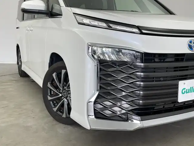 トヨタ ヴォクシー ハイブリッド S－Z 新潟県 2023(令5)年 2.3万km ホワイトパールクリスタルシャイン 純正10.5インチナビ/（BT/FM/AM/フルセグTV）/バックカメラ/ステアリングスイッチ/D/N席シートヒーター/AC100V/ハーフレザーシート/純正LEDオートヘッドライト/サンシェード/ウィンカーミラー/ヘッドライトレベライザー/ドアバイザー/ETC2.0/取扱説明書