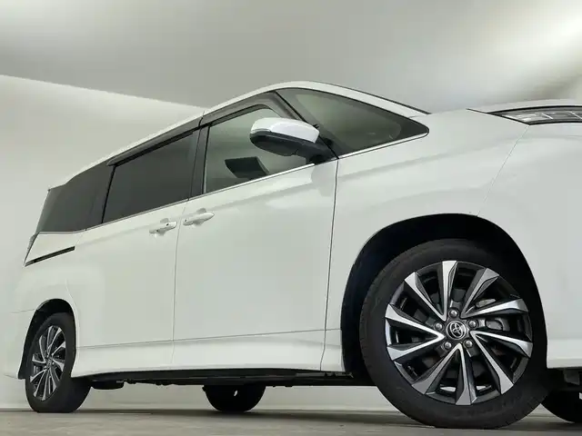 トヨタ ヴォクシー ハイブリッド S－Z 新潟県 2023(令5)年 2.3万km ホワイトパールクリスタルシャイン 純正10.5インチナビ/（BT/FM/AM/フルセグTV）/バックカメラ/ステアリングスイッチ/D/N席シートヒーター/AC100V/ハーフレザーシート/純正LEDオートヘッドライト/サンシェード/ウィンカーミラー/ヘッドライトレベライザー/ドアバイザー/ETC2.0/取扱説明書