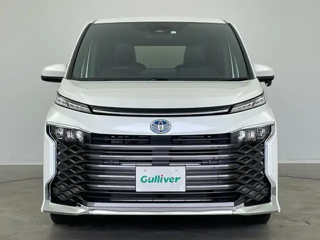 トヨタ ヴォクシー ハイブリッド S－Z 新潟県 2023(令5)年 2.3万km ホワイトパールクリスタルシャイン 純正10.5インチナビ/（BT/FM/AM/フルセグTV）/バックカメラ/ステアリングスイッチ/D/N席シートヒーター/AC100V/ハーフレザーシート/純正LEDオートヘッドライト/サンシェード/ウィンカーミラー/ヘッドライトレベライザー/ドアバイザー/ETC2.0/取扱説明書