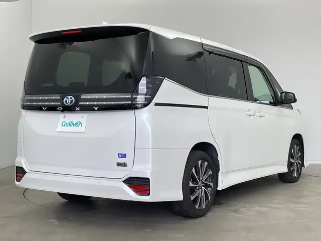 トヨタ ヴォクシー ハイブリッド S－Z 新潟県 2023(令5)年 2.3万km ホワイトパールクリスタルシャイン 純正10.5インチナビ/（BT/FM/AM/フルセグTV）/バックカメラ/ステアリングスイッチ/D/N席シートヒーター/AC100V/ハーフレザーシート/純正LEDオートヘッドライト/サンシェード/ウィンカーミラー/ヘッドライトレベライザー/ドアバイザー/ETC2.0/取扱説明書