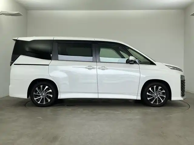 トヨタ ヴォクシー ハイブリッド S－Z 新潟県 2023(令5)年 2.3万km ホワイトパールクリスタルシャイン 純正10.5インチナビ/（BT/FM/AM/フルセグTV）/バックカメラ/ステアリングスイッチ/D/N席シートヒーター/AC100V/ハーフレザーシート/純正LEDオートヘッドライト/サンシェード/ウィンカーミラー/ヘッドライトレベライザー/ドアバイザー/ETC2.0/取扱説明書