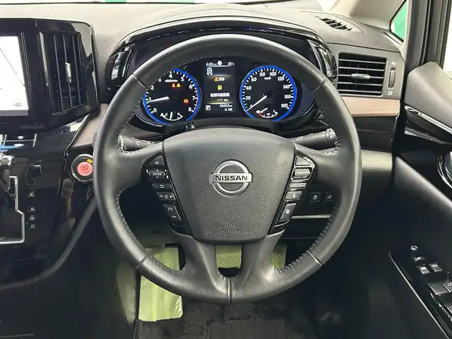 日産 エルグランド 250ハイウェイスターS 鹿児島県 2021(令3)年 4.7万km ピュアホワイトパール 純正9インチナビ（CD/DVD/フルセグＴＶ/Bluetooth）/全方位カメラ/追従型クルーズコントロール/純正フリップダウンモニター/前後コーナーセンサー/前後ドライブレコーダー/純正ＥＴＣ/純正フロアマット/純正ドアバイザー/純正アルミホイール/ブラインドスポットモニター/サンシェード/革巻きステアリング/ステアリングリモコン/電格ミラー