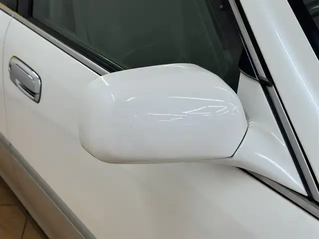 トヨタ クラウン ロイヤル ロイヤルエクストラ LTD 群馬県 2000(平12)年 9.5万km ホワイトパールクリスタルシャイン/シルバーM 社外5.8インチナビ/・DVD/CD/FM/AM/D席パワーシート/リモコンキー/HIDヘッドライト/フォグランプ/オートライト/純正15インチAW/純正フロアマット/純正ドアバイザー/電動格納ミラー/横滑り防止機能
