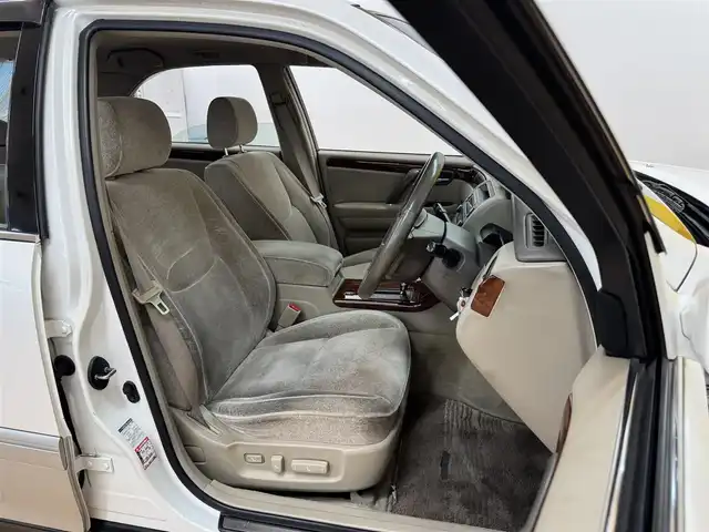 トヨタ クラウン ロイヤル ロイヤルエクストラ LTD 群馬県 2000(平12)年 9.5万km ホワイトパールクリスタルシャイン/シルバーM 社外5.8インチナビ/・DVD/CD/FM/AM/D席パワーシート/リモコンキー/HIDヘッドライト/フォグランプ/オートライト/純正15インチAW/純正フロアマット/純正ドアバイザー/電動格納ミラー/横滑り防止機能