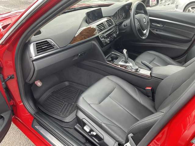 ＢＭＷ ３２０ｉ xDrive ツーリング ラグジュアリー 千葉県 2016(平28)年 6.1万km メルボルンレッド 黒レザーシート/インテリジェントセイフティ/レーンチェンジウォーニング/レーンディパーチャーウォーニング/純正HDDナビ/・CD/DVD/MSV/Bluetooth/バックカメラ/前席パワーシート/前席シートヒーター/スマートキー/ハンズフリーパワーバックドア/アダプティブクルーズコントロール/ルーフレール/コーナーセンサー/純正前後ドライブレコーダー/純正ルームミラー内臓ETC/純正LEDヘッドライト/フォグランプ/純正18インチアルミホイール/サイド＆カーテンエアバッグ/新車時保証書＆取扱説明書
