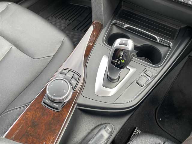 ＢＭＷ ３２０ｉ xDrive ツーリング ラグジュアリー 千葉県 2016(平28)年 6.1万km メルボルンレッド 黒レザーシート/インテリジェントセイフティ/レーンチェンジウォーニング/レーンディパーチャーウォーニング/純正HDDナビ/・CD/DVD/MSV/Bluetooth/バックカメラ/前席パワーシート/前席シートヒーター/スマートキー/ハンズフリーパワーバックドア/アダプティブクルーズコントロール/ルーフレール/コーナーセンサー/純正前後ドライブレコーダー/純正ルームミラー内臓ETC/純正LEDヘッドライト/フォグランプ/純正18インチアルミホイール/サイド＆カーテンエアバッグ/新車時保証書＆取扱説明書