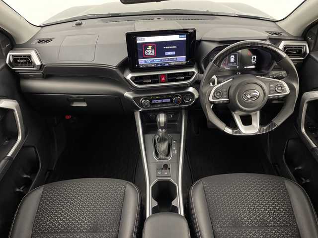 ダイハツ ロッキー プレミアム G 鹿児島県 2023(令5)年 0.9万km グレーⅡ 社外9インチナビ/（AM/FM/CD/DVD/Bluetooth）/フルセグテレビ/パノラミックビューモニター/ナビ連動ドライブレコーダー/オープンカントリータイヤ/レーダークルーズコントロール/シートヒーター/コーナーセンサー/ハーフレザーシート/LEDヘッドライト/ETC/HDMI/電動パーキング/オートホールド