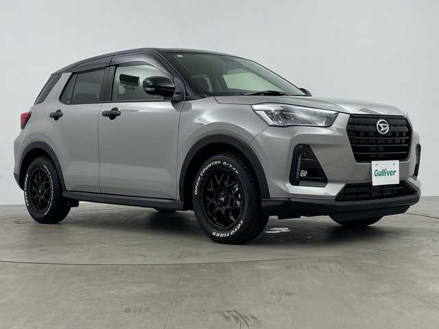 ダイハツ ロッキー プレミアム G 鹿児島県 2023(令5)年 0.9万km グレーⅡ 社外9インチナビ/（AM/FM/CD/DVD/Bluetooth）/フルセグテレビ/パノラミックビューモニター/ナビ連動ドライブレコーダー/オープンカントリータイヤ/レーダークルーズコントロール/シートヒーター/コーナーセンサー/ハーフレザーシート/LEDヘッドライト/ETC/HDMI/電動パーキング/オートホールド