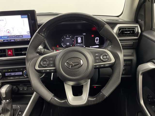 ダイハツ ロッキー プレミアム G 鹿児島県 2023(令5)年 0.9万km グレーⅡ 社外9インチナビ/（AM/FM/CD/DVD/Bluetooth）/フルセグテレビ/パノラミックビューモニター/ナビ連動ドライブレコーダー/オープンカントリータイヤ/レーダークルーズコントロール/シートヒーター/コーナーセンサー/ハーフレザーシート/LEDヘッドライト/ETC/HDMI/電動パーキング/オートホールド