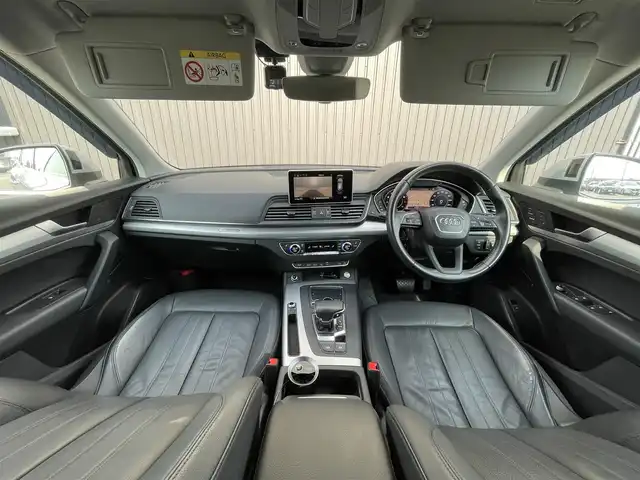 アウディ Ｑ５ 2.0TFSIクワトロ スポーツ エアサス 青森県 2018(平30)年 6.3万km ナノグレー/フロレットシルバーM /4WD/ターボ/黒革シート/純正エアサス /純正HDDナビ/ (フルセグTV/Bt/SD/DVD)/純正バックカメラ/バーチャルコックピット/アダプティブクルーズコントロール/前後バンパーソナー/パークアシスト/アイドリングストップ/パドルシフト/運転席メモリ付/　前席パワーシート/前席シートヒーター/革巻きステア/ノブ/シルバールーフレール/オートライトHID/オートワイパー/ヘットライトウオッシャー/パワーバックドア/純正ドアバイザー /純正フロアマット/社外18インチアルミホイール＋/　スタッドレスタイヤ積込/前方ドライブレコーダー(社外)/リア5面スモークフィルム/ETC/取扱説明書/新車時保証書