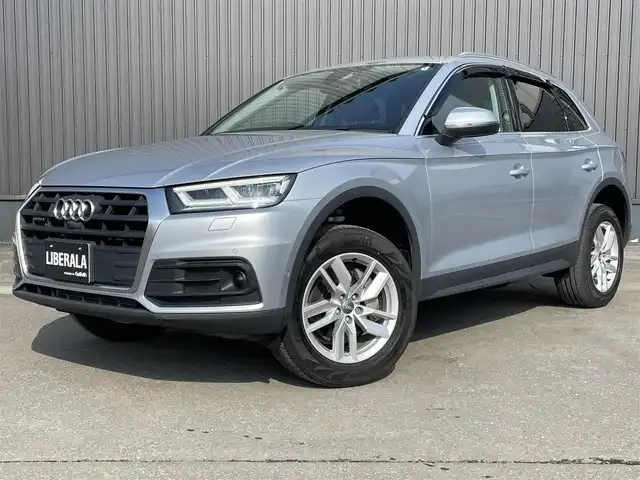 アウディ Ｑ５ 2.0TFSIクワトロ スポーツ エアサス 青森県 2018(平30)年 6.3万km ナノグレー/フロレットシルバーM /4WD/ターボ/黒革シート/純正エアサス /純正HDDナビ/ (フルセグTV/Bt/SD/DVD)/純正バックカメラ/バーチャルコックピット/アダプティブクルーズコントロール/前後バンパーソナー/パークアシスト/アイドリングストップ/パドルシフト/運転席メモリ付/　前席パワーシート/前席シートヒーター/革巻きステア/ノブ/シルバールーフレール/オートライトHID/オートワイパー/ヘットライトウオッシャー/パワーバックドア/純正ドアバイザー /純正フロアマット/社外18インチアルミホイール＋/　スタッドレスタイヤ積込/前方ドライブレコーダー(社外)/リア5面スモークフィルム/ETC/取扱説明書/新車時保証書